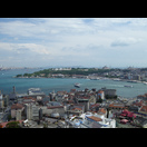 Die Landspitze mit dem Topkapı-Palast zwischen dem Goldenen Horn im Vordergrund und dem Marmarameer darüber